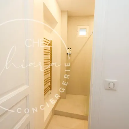 Urban Retreat In Apartment Paris